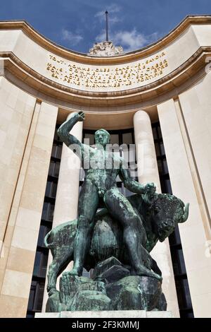 Vor dem Westflügel des Palais de Chaillot, Paris, Frankreich, steht eine monumentale Bronzestatue des Herkules. Der Palast wurde in der Neo-Klasse entworfen Stockfoto