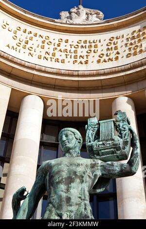 Vor dem Ostflügel steht die Bronzestatue des Apollo mit Zitaten in goldener Inschrift des französischen Dichters und Philosophen Paul Valery Stockfoto