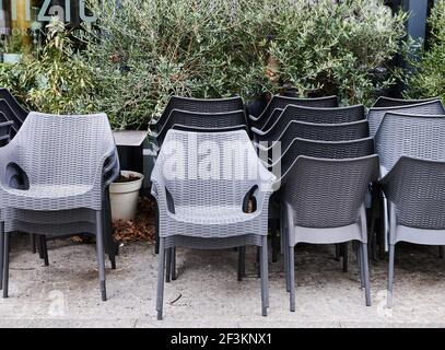 17. März 2021, Berlin: Stapelstühle stehen vor einem Restaurant in Berlin-Charlottenburg. Aufgrund der Corona-Pandemie bestehen weiterhin Beschränkungen für den Gastronomie-Handel. Foto: Annette Riedl/dpa Stockfoto