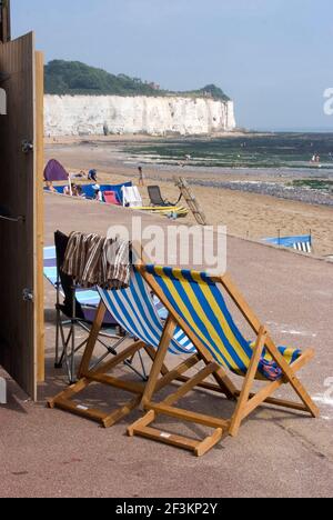 Strandblick von einer Strandhütte, Stone Bay, Broadstairs, Kent, England Stockfoto
