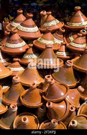 Traditionelle Tajine Töpfe, Souk in der Nähe von Bab Agnou (eines der Stadttore), Marrakesch, Marokko Stockfoto