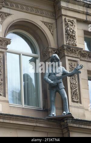 "George Harrison" an der Fassade des Hard Day's Night Hotels, Liverpool, Merseyside, England Stockfoto