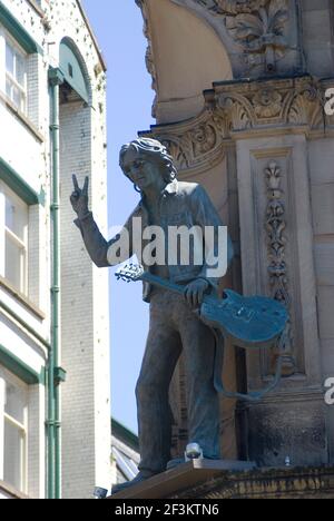 'John Lennon' an der Fassade des Hard Day's Night Hotels, Liverpool, Merseyside, England Stockfoto