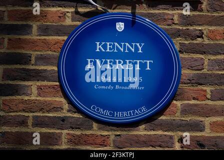 Kenny Everett auf einer Gedenktafel für Comedians, die in Teddington, jetzt Teil der Pinewood Studios, Teddington, England, arbeiteten Stockfoto