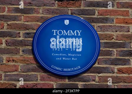 Tommy Cooper auf einer Gedenktafel für Comedians, die in Teddington (jetzt Teil von Pinewood) Studios, Teddington, England, arbeiteten Stockfoto