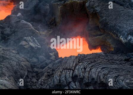 Skylight (Loch in gekühlter Lava, um die darunter fließende Lava zu zeigen), Kilauea Vulkan, Hawaii Volcanoes National Park, USA Stockfoto