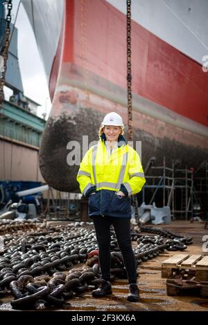 17. März 2021, Bremen, Bremerhaven: Ann-Kathrin Cornelius, Geschäftsführerin der Cap San Diego Betriebsgesellschaft, steht vor dem Schiff. Das fast 60 Jahre alte Hamburger Museumsschiff macht auf der Bredo Dry Docks Werft den Schiffsbau durch - für Schiffe heißt das Klassifizierung. Foto: Sina Schuldt/dpa Stockfoto