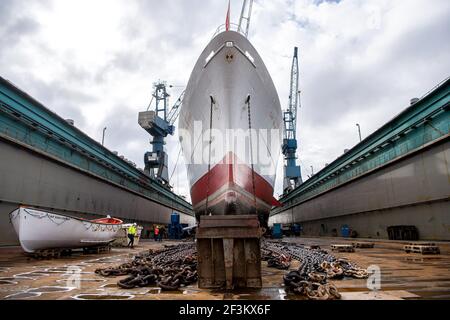 17. März 2021, Bremen, Bremerhaven: Die 'Cap San Diego' ist für die Arbeit auf der Werft. Das fast 60 Jahre alte Hamburger Museumsschiff macht auf der Bredo Dry Docks Werft den Schiffsbau durch - für Schiffe bedeutet das Klassifizierung. Foto: Sina Schuldt/dpa Stockfoto