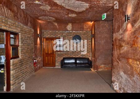 Coober Pedy, SA, Australien - 12. November 2017: In Felsen gebautes unterirdisches Hotel - traditionelle Lebensweise im Dorf im Outback Stockfoto