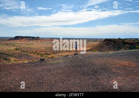 Coober Pedy, SA, Australien - 13. November 2017: Unbekannte Frau auf der Suche nach dem Breakaways Nationalpark Stockfoto