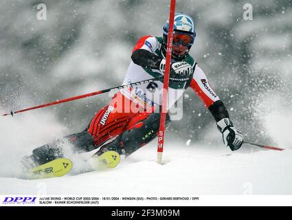 ALPINSKI - WM 2003/2004 - 18/01/2004 - WENGEN (SUI) - FOTO : GERARD BERTHOUD / DPPI SLALOM - RAINER SCHÖNFELDER (AUT) Stockfoto