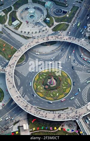 Fotografiert durch den kugelförmigen Glasboden des Oriental Pearl Tower, fungiert ein riesiger Kreisverkehr als Ornament und Verkehrskontrolle in der Fi Stockfoto