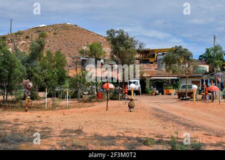 Coober Pedy, SA, Australien - 13. November 2017: Bergbauausrüstung und Dekoration zu Hause in Stein gebaut in der Opal Dorf in Südaustralien Stockfoto