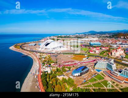 Sotschi Olympic Park Luftpanorama. Park wurde für die Olympischen Winterspiele 2014 und Paralympics gebaut. Stockfoto