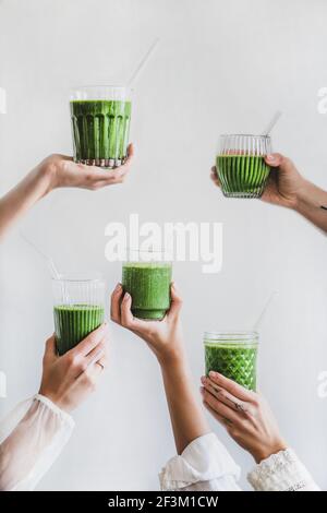 Gläser Detox gesunde grüne Smoothie in den Händen Stockfoto