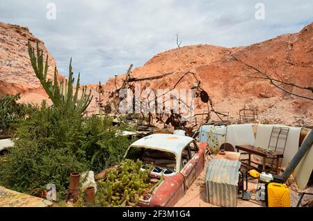 Coober Pedy, SA, Australien - garbade rund um Crocodile Harrys ehemaliges Untergrundhaus Stockfoto