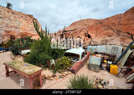 Coober Pedy, SA, Australien - garbade rund um Crocodile Harrys ehemaliges Untergrundhaus Stockfoto