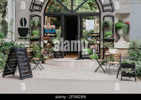 Eco Cafe auf der Straße und Blumenstudio, kleines Unternehmen in der Stadt, Wiedereröffnung nach covid-19, im Freien innen Stockfoto