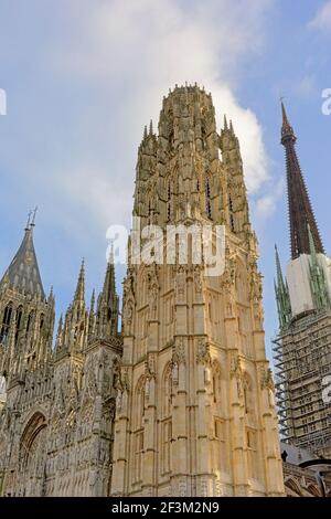 Verzierte gotische Turm der Kathedrale von Rouen, Frankreich, mit Statuen von Heiligen, Bögen und Türmen Stockfoto
