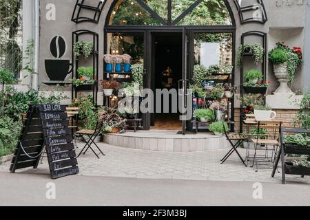 Wunderschöner Aufenthaltsort für Dates, Öko-Café und Blumenstudio in der Stadt, das nach der Pandemie vom 19. Juni eröffnet wurde Stockfoto