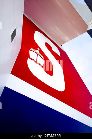 Stena Line-Logo auf der Seite des Trichters auf der Fähre Stockfoto