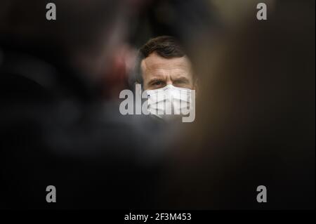Der französische Präsident Emmanuel Macron zeigt auf dem Elysée-Palast in Paris, 17. März 2021. Foto von Eliot Blondt/ABACAPRESS.COM Stockfoto