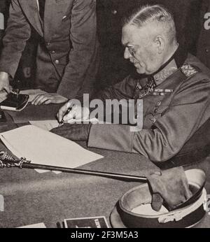 Archivfoto des Feldmarschalls Wilhelm Keitel, Unterzeichnung der ratifizierten Kapitulationsbedingungen für die deutsche Armee am russischen Hauptquartier in Berlin, Deutschland, Stockfoto