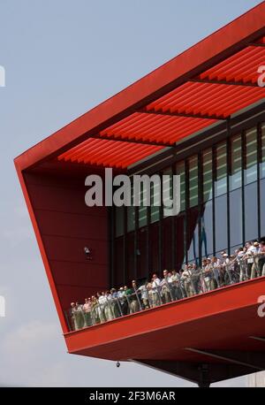 Zuschauer stehen auf dem Balkon außerhalb des Point, Lancashire County Cricket Club, England, Großbritannien Stockfoto