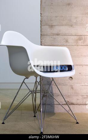 Eames DSR Stuhl und Buch im Innenraum Office Space, Detail, UK Stockfoto