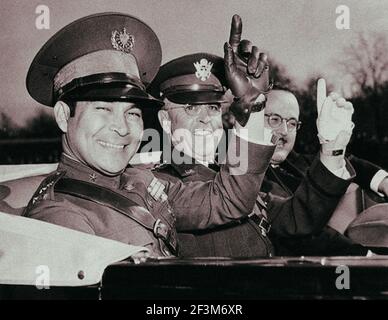 Das Vintage-Foto des zukünftigen kubanischen Präsidenten Fulgencio Batista wird von US-General Malin Craig in Washington, DC, begleitet. USA. November 1938 Stockfoto