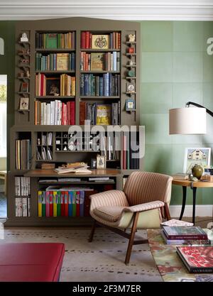 Bücherregal und Sessel in Wohnheim, Großbritannien Stockfoto