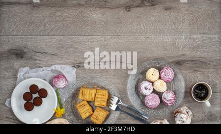 Grenze von verschiedenen Cookies, Torten, Kuchen und Tasse Kaffee. Breites Banner. Nahaufnahme, Draufsicht. Stockfoto