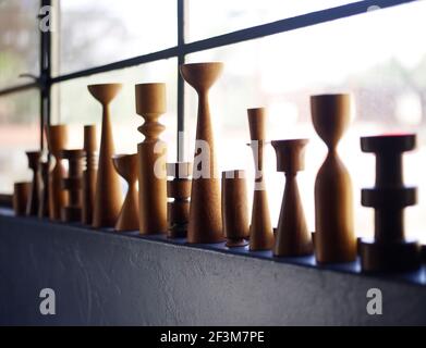 Gedreht hölzerne Objekte auf Fensterleiste in Wohnheim, USA Stockfoto