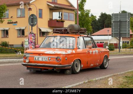 Rattvik, Schweden - Juli 27,2013: Oldtimer-Woche Rttvik - Oldtimer, orange BMW 2002 TII. Stockfoto