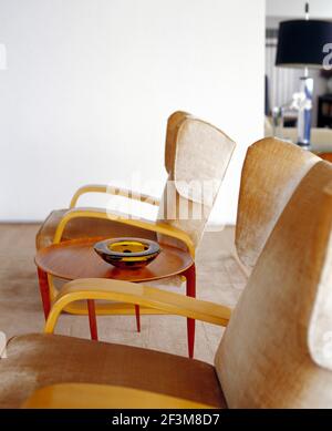 Sessel und kleiner runder Couchtisch in Apartment, Brasilien Stockfoto