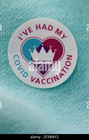 London, Großbritannien, 17. März 2021: Da die Gesamtzahl der Personen, die mindestens eine Coronavirus-Impfung erhalten haben, 25 Millionen überschritten hat, werden Sticker und Karteikarten an Empfänger des AstraZenica Jab übergeben. Alle Personen über 50 Jahren können jetzt einen Termin buchen, ohne auf eine Einladung ihres Hausarztes zu warten. Der NHS hat das Impfprogramm mit beispielloser Geschwindigkeit eingeführt, und die Menschen werden versichert, dass die Risiken durch den AstraZenica-Impfstoff minimal sind. Anna Watson/Alamy Live News Stockfoto