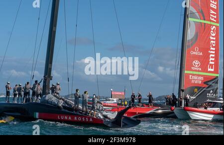 Auckland, Neuseeland, 17. März 2021 - die italienische Herausfordererin Luna Rossa Prada Pirelli gratuliert dem Emirates Team New Zealand, mit Peter Burling auf Te Rehutai, nach dem letzten Rennen des America's Cup 36th, den das Team New Zealand gewann, um die Serie 7-3 zu gewinnen. Kredit: Rob Taggart/Alamy Live Nachrichten Stockfoto