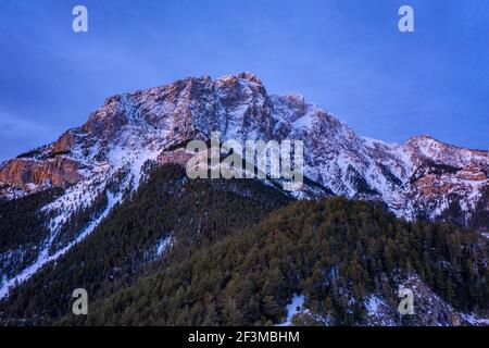 Luftaufnahme der Nordwand von Pedraforca bei Sonnenaufgang nach einem Winterschnee (Provinz Barcelona, Katalonien, Spanien, Pyrenäen) Stockfoto