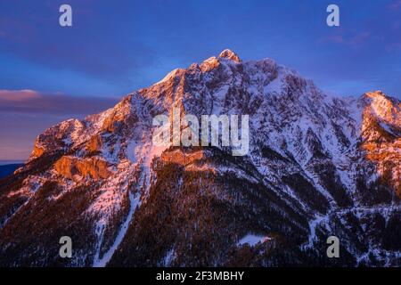 Luftaufnahme der Nordwand von Pedraforca bei Sonnenaufgang nach einem Winterschnee (Provinz Barcelona, Katalonien, Spanien, Pyrenäen) Stockfoto