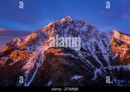 Luftaufnahme der Nordwand von Pedraforca bei Sonnenaufgang nach einem Winterschnee (Provinz Barcelona, Katalonien, Spanien, Pyrenäen) Stockfoto