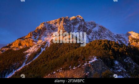 Luftaufnahme der Nordwand von Pedraforca bei Sonnenaufgang nach einem Winterschnee (Provinz Barcelona, Katalonien, Spanien, Pyrenäen) Stockfoto