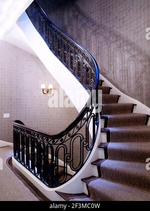Treppe mit Schatten im Wohnhaus, New york, USA. Stockfoto