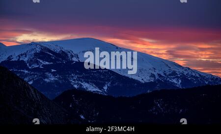 Puigllançada Gipfel bei Sonnenaufgang, nach einem Winterschnee, vom Aussichtspunkt Mirador de Gresolet aus gesehen (Provinz Barcelona, Katalonien, Spanien, Pyrenäen) Stockfoto