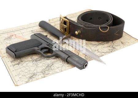 Stillleben Zusammensetzung der alten Red Army Scouts Munition. Sowjetische Pistole TT (Modell 1943), Standard-Armee Scouts Messer, sowjetischen Offiziersgürtel und alt Stockfoto