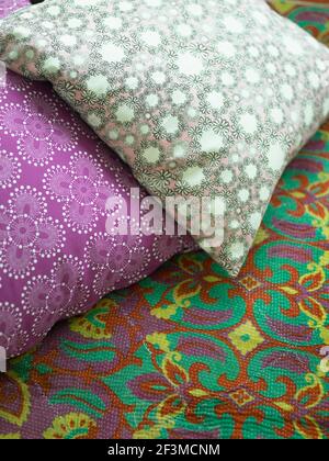 Kissen mit Blumenmuster, Nahaufnahme, Dänemark Stockfoto