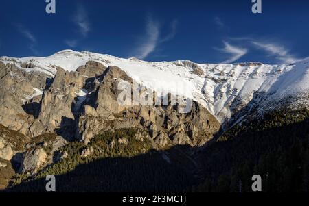 Tosa d'Alp Südwand im Winter, verschneit, im Naturpark von Cadí-Moixeró (Provinz Barcelona, Katalonien, Spanien, Pyrenäen) Stockfoto