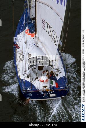 SEGELN - ALLEIN UNTERWEGS 2002/2003 - STARTSTRECKE 1 - NEW YORK (USA) - 15/09/2002 - FOTO: GUY GURNEY / DPPI KLASSE I - OFFEN 60'S - TISCALI / SKIPPER: SIMONE BIANCHETTI (ITA) Stockfoto