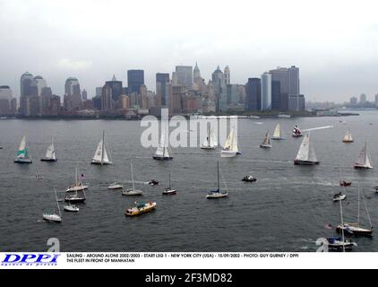 SEGELN - ALLEIN UNTERWEGS 2002/2003 - STARTSTRECKE 1 - NEW YORK CITY (USA) - 15/09/2002 - FOTO: GUY GURNEY / DPPI DIE FLOTTE VOR MANHATAN Stockfoto