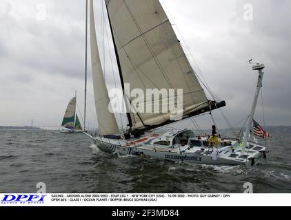 SEGELN - ALLEIN UNTERWEGS 2002/2003 - STARTSTRECKE 1 - NEW YORK CITY (USA) - 15/09/2002 - FOTO: GUY GURNEY / DPPI OFFEN 60'S - KLASSE I - OZEANPLANET / SKIPPER: BRUCE SCHWAB (USA) Stockfoto