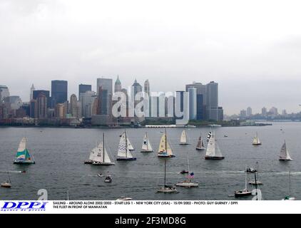 SEGELN - ALLEIN UNTERWEGS 2002/2003 - STARTSTRECKE 1 - NEW YORK CITY (USA) - 15/09/2002 - FOTO: GUY GURNEY / DPPI DIE FLOTTE VOR MANHATAN Stockfoto